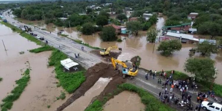 Rompen la Ruta 157 para aliviar la inundación en La Madrid