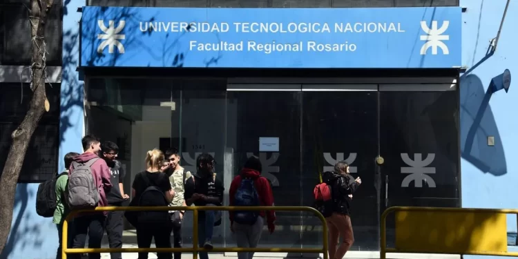 Sin clases en la UNR y la UTN: comienza un paro total de una semana