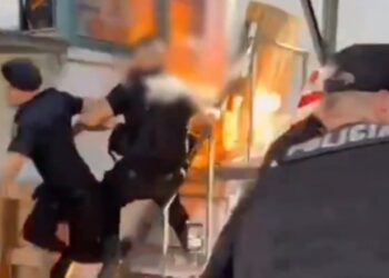 Rosario: vigilador tercerizado se prendió fuego frente a una empresa y sigue muy grave