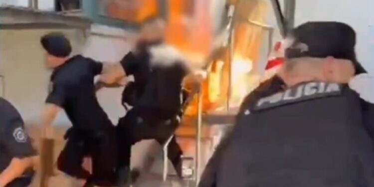 Rosario: vigilador tercerizado se prendió fuego frente a una empresa y sigue muy grave