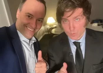 Milei respalda a Adorni ante críticas por viaje oficial a Nueva York