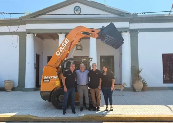 Timbúes suma nueva minicargadora para optimizar servicios públicos