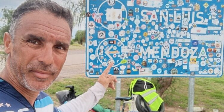 Ciclista de Arroyo Seco recorrió 3.000 km para promover una ley de protección