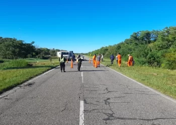 Corte total en Ruta N° 1 por hundimiento y grietas en alcantarilla en Colonia Teresa