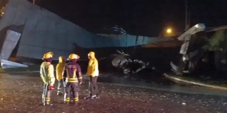 Voladura de techos y chapas y arboles caídos por el fuerte viento en Venado Tuerto