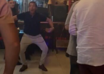 Sigue el escándalo: el padre de Agostina Páez fue filmado realizando gestos racistas