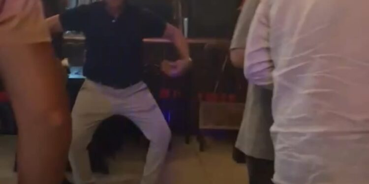 Sigue el escándalo: el padre de Agostina Páez fue filmado realizando gestos racistas