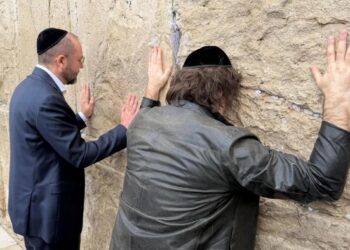 Milei llegó a Israel y comenzó su agenda oficial con una visita al Muro de los Lamentos