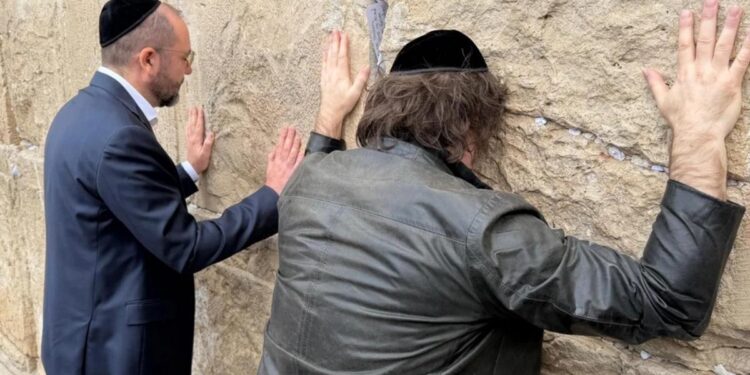 Milei llegó a Israel y comenzó su agenda oficial con una visita al Muro de los Lamentos