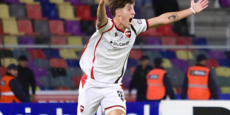 Francisco Scarppeccio tuvo su noche soñada: primer gol en primera y triunfo para Newell’s