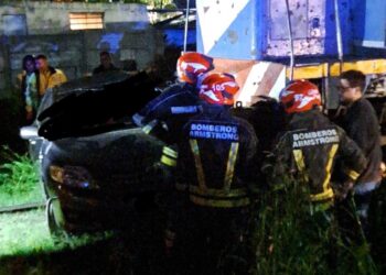 Choque entre un tren y un auto en Armstrong: un conductor herido