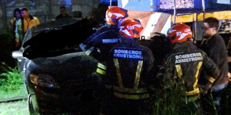 Choque entre un tren y un auto en Armstrong: un conductor herido
