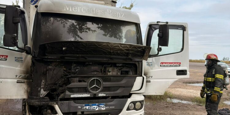Incendio en Larguía: un camionero resultó herido tras prenderse fuego la cabina
