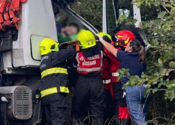 Rescate contra reloj tras accidente de camión en Pueblo Muñoz