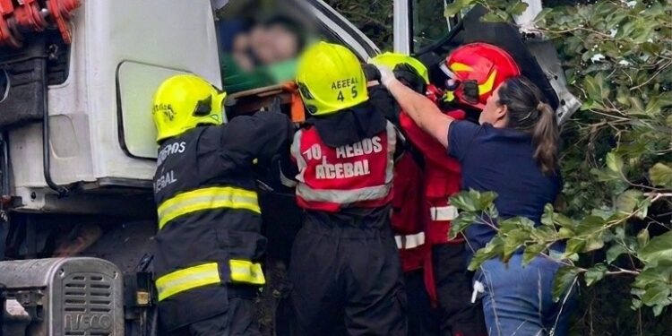 Rescate contra reloj tras accidente de camión en Pueblo Muñoz
