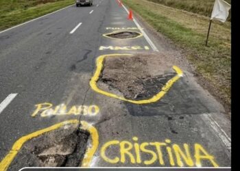 “Paseo de la fama” en la Ruta 11: una protesta contra el deterioro vial