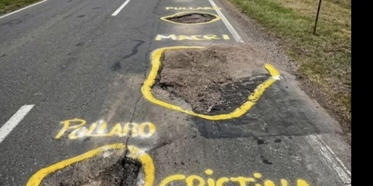 “Paseo de la fama” en la Ruta 11: una protesta contra el deterioro vial