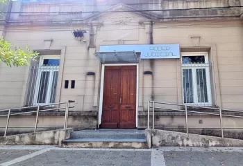 Imputan a dos jóvenes por amenazas a una escuela en Llambi Campbell