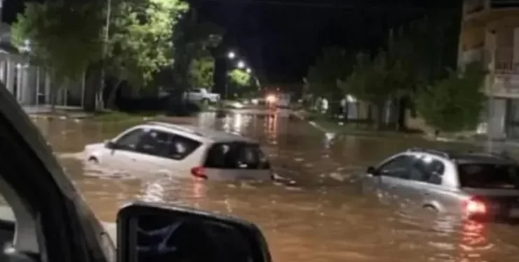 Intensas lluvias en Villa Minetti: evacuados y gran parte del pueblo afectado