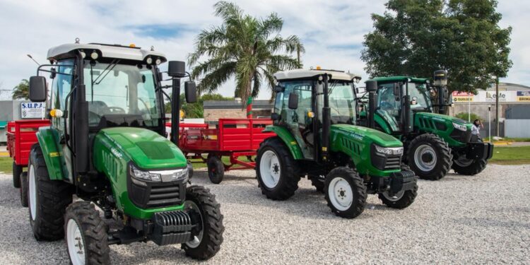 Timbúes incorporó tres nuevos tractores 0 km para fortalecer el parque automotor comunal