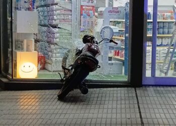 Un motociclista chocó contra la vidriera de un local en Totoras