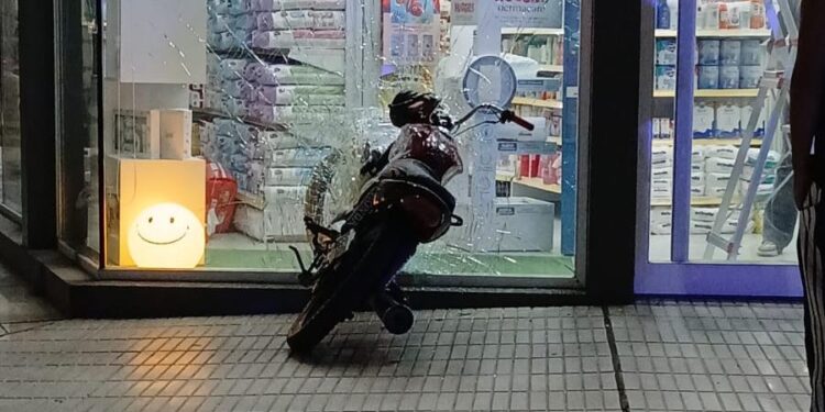 Un motociclista chocó contra la vidriera de un local en Totoras