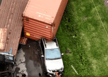 Impactante accidente: un contenedor cayó sobre un auto camino a Soldini