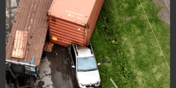 Impactante accidente: un contenedor cayó sobre un auto camino a Soldini