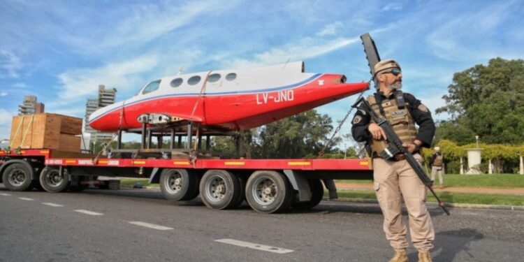Exhiben en Rosario el avión y vehículos que serán subastados tras ser decomisados al delito
