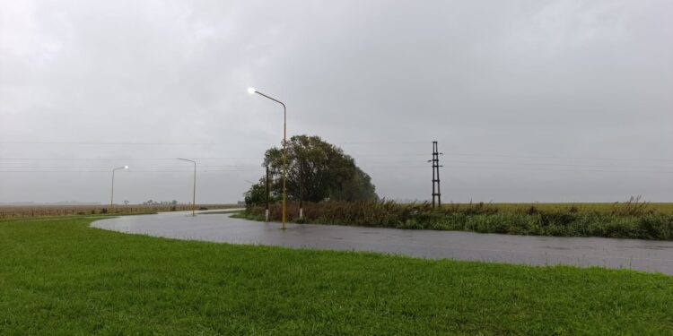 Precaución en rutas de la región por presencia de agua en calzada