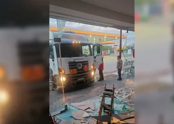 Camión cisterna chocó contra un comercio en Santa Fe