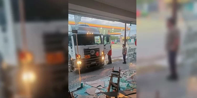 Camión cisterna chocó contra un comercio en Santa Fe