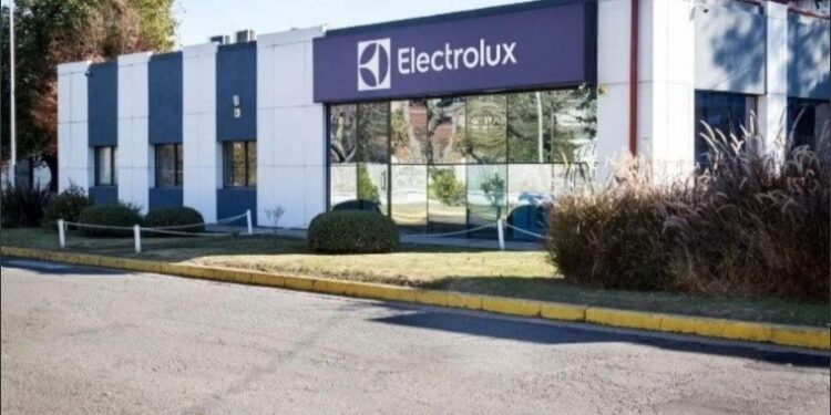 Electrolux deja de fabricar heladeras en Rosario y reduce su planta