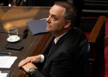 Adorni defendió sus viajes al exterior y negó irregularidades