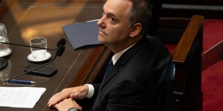 Adorni defendió sus viajes al exterior y negó irregularidades