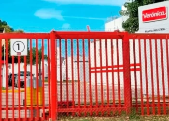 Trabajadores de Verónica reclaman en Rosario por sueldos adeudados