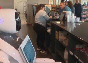 Robots en Roldán: Panda y Amy revolucionan una estación de servicio