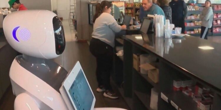 Robots en Roldán: Panda y Amy revolucionan una estación de servicio