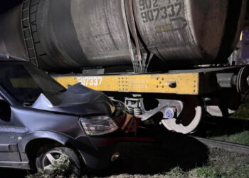 San Lorenzo: choque entre una camioneta y el tren
