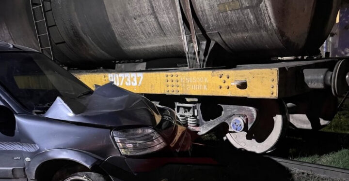San Lorenzo: choque entre una camioneta y el tren
