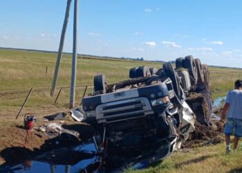 Impactante vuelco de camión en la Autovía 19: un herido grave y gran operativo de rescate