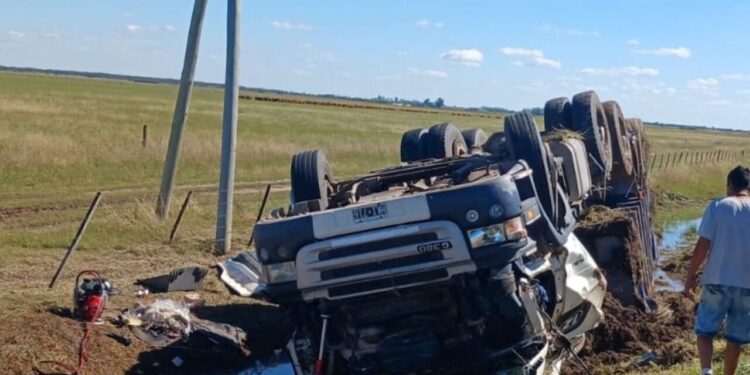 Impactante vuelco de camión en la Autovía 19: un herido grave y gran operativo de rescate