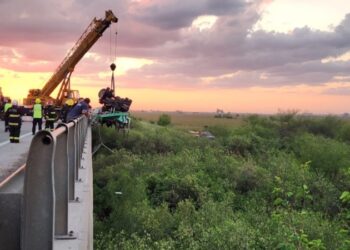 Tragedia en la autopista Rosario–Córdoba: hallan sin vida al chofer de un camión que cayó al arroyo Tortugas