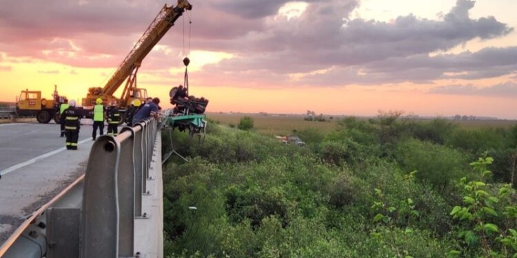 Tragedia en la autopista Rosario–Córdoba: hallan sin vida al chofer de un camión que cayó al arroyo Tortugas