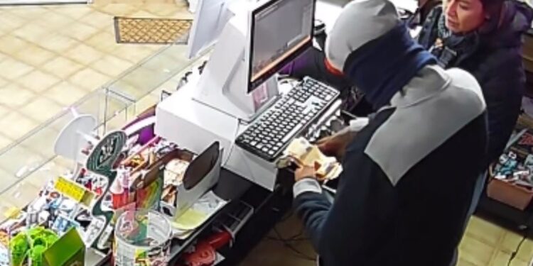 Robo en Drugstore Nexo: un hombre armado amenazó a una empleada y escapó con dinero en efectivo