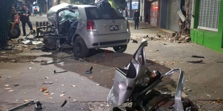 Rosario: un conductor murió tras perder el control, chocar contra una casa y provocar graves destrozos