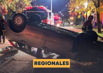 Violento vuelco en Carcarañá: un auto terminó dado vuelta en plena zona urbana