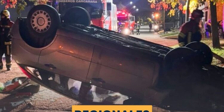 Violento vuelco en Carcarañá: un auto terminó dado vuelta en plena zona urbana