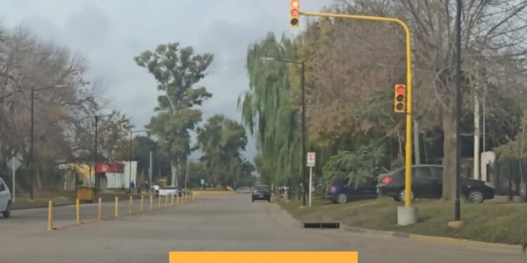 Las Rosas: comenzó a funcionar el nuevo semáforo en Boulevard Kemmis