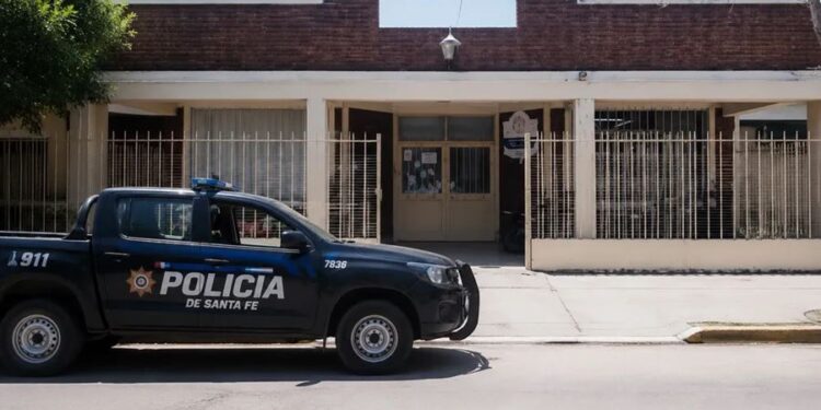 Hallan un arma casera en la mochila de un alumno en una escuela de Rafaela y crece la preocupación